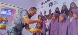 Jumat Peduli, Sat Resnarkoba Polres Metro Jaktim Berbagi di Rumah Yatim Kayu Manis.