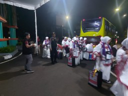 Polsek Makasar Amankan Keberangkatan Jamaah Haji Kloter 52 Asal Banten di Asrama Haji Pondok Gede