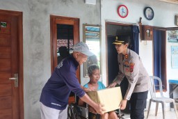 Kapolres Jembrana Bagikan Sembako di Program Minggu Kasih, Warga: Terima Kasih Ibu Kapolres