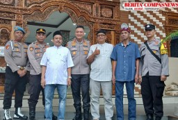 Wakapolres Metro Jakarta Barat Melakukan Giat Menyerahkan Bantuan Semen.