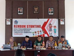 Bhabinkamtibmas Hadiri Rapat Rembuk Stunting di Ruang Kantor Desa Pengambengan