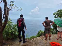 Polsek Nusa Penida Bersinergi Dengan Basarnas Lakukan Pencarian WNI Yang Terseret Arus di Diamond Beach