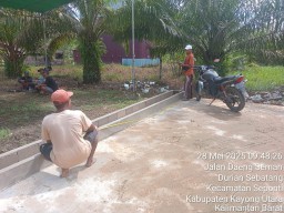 Jalan Pemukiman Warga Durian Sebatang Hancur, Namun Pj Kepala Desa Sudin Sibuk Bangun Taman Bunga