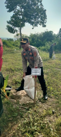 Kapolsek Nusa Penida Hadiri Penanaman Pohon Serentak dalam Rangka HUT ke-68 Kodam IX/Udayana