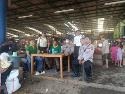 Polsek Kramatjati Patroli di Pasar Induk Antisipasi Premanisme dan Gangguan Kamtibmas