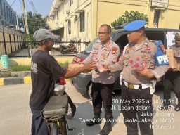 Polsek Kawasan Sunda Kelapa Gelar Jum’at Berkah, Bagikan Puluhan Paket Makanan kepada Pekerja Pelabuhan