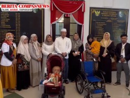 Bupati Sampang Serahkan Bantuan Alat Bantu Kesehatan kepada Anak Berkebutuhan Khusus