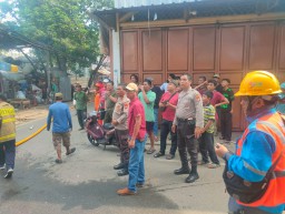 Polisi Tindak Cepat Laporan Warga Soal Kabel PLN Terbakar di Kramat Jati