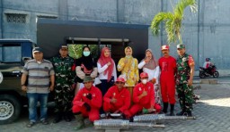 Cegah Demam Berdarah, Babinsa 01 Bondowoso Dampingi Nakes Fogging di Kel. Dabasah