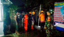 Tanggap Cepat Babinsa 0822/01 Kota dan BPBD Atasi Banjir di Kampung Arab Bondowoso