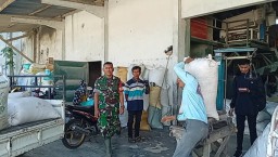 Babinsa Sumber Dumpyong Dampingi Bulog Serap Gabah Dari Petani, Bukti Nyata TNI Selalu Bersama Masyarakat