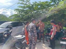 Polsek Nusa Penida Bersama TNI dan Basarnas Berhasil Evakuasi WNA Yang Terseret Arus di Pantai Atuh
