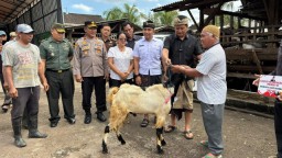 Wakapolres Jembrana Hadiri Penyerahan Simbolis Bantuan Hewan Qurban dari Presiden RI dan Pemkab Jembrana