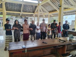Bhabinkamtibmas Batununggul Hadiri dan Amankan Pembagian BLT-DD Tahap 6 Tahun 2025