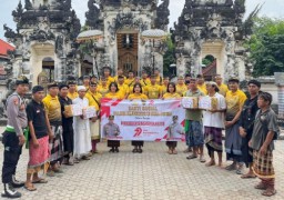 Jelang Hari Bhayangkara ke-79, Polsek Nusa Penida Gelar Bakti Religi dan Salurkan Bantuan di Pura Ped