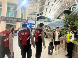 Personel Pamobvit Satsamapta Polres Bandara Ngurah Rai Intensifkan Patroli di Terminal Internasional