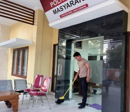Demi Keindahan dan Kebersihan, Personel Polsek Nusa Penida Laksanakan Giat Bersih-Bersih Lingkungan Kantor