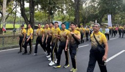 Puluhan Personel Polres Bandara Ngurah Rai Ikuti Giat Jalan Sehat Hari Bhayangkara ke-79