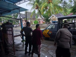 Polsek Melaya Sigap Pantau Dampak Hujan Deras Yang Mengguyur di Wilayah Kecamatan Melaya