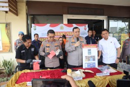 Terbongkar! Marketing Judi Online di Pelabuhan Digerebek, 3 Orang Langsung Ditangkap Polisi.
