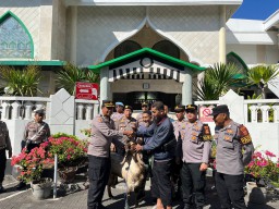 Polres Kawasan Bandara Ngurah Rai Tebar Kurban, Wujud Kepedulian Pada Masyarakat