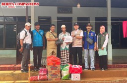 Puting Beliung Terjang Desa Morbatoh, BAZNAS dan Dinsos Sampang Berikan Bantuan