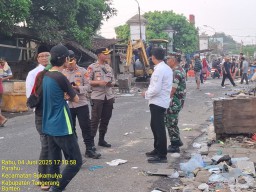 Pengamanan Penataan PKL Pasar Sentiong, Jajaran Polresta Tangerang Laksanakan Tugas Secara Persuasif dan Humanis