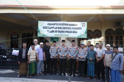 Kapolda dan Wakapolda Bali Serahkan Dua Ekor Sapi Qurban di Masjid At-Taqwa