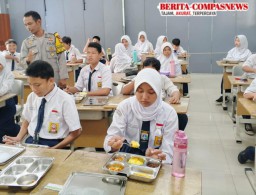 Polres Metro Jaktim Gelar Program Makan Bergizi Gratis untuk Ribuan Siswa di Halim PK.