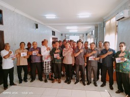 Kapolres Jembrana Sosialisasikan Call Center 110 dalam Jumat Curhat Bersama Tokoh Adat dan Dinas Kecamatan Pekutatan