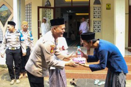 Si Propam Polres Metro Jakarta Timur Gelar Jumat Berkah, Bagikan Ratusan Nasi Box.