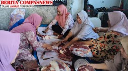 Keluarga Besar Bani Haji Musaffak Salurkan Hewan Kurban di Kampung Merapi