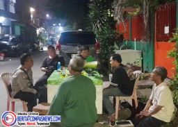 Polisi Sambangi Poskamling di Kramatjati, Ajak Warga Perkuat Sinergi Jaga Keamanan Lingkungan