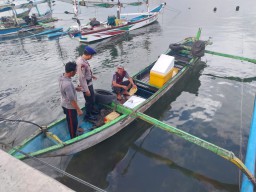 Sat Polairud Polres Jembrana Sosialisasikan Call Center Polri 110 Kepada Nelayan di Pantai Pengambengan