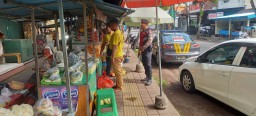 Personel Samapta Polres Jembrana Sosialisasikan Call Center Polri 110 ke Pedagang dan Pengunjung Pasar Tradisional