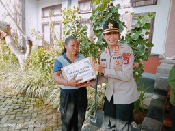 Kapolres Jembrana Salurkan Bantuan Sembako di Desa Pekutatan, Warga Ucapkan Terima Kasih