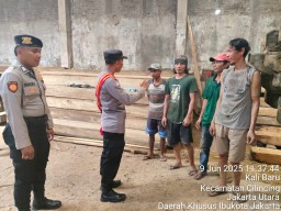 Polsek Kawasan Kalibaru Gencar Sosialisasikan Kamtibmas dan Antisipasi Kebakaran di Pergudangan dan Dermaga Kalibaru"