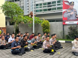 Personel Umat Hindu Polres Bandara Laksanakan Persembahyangan Bersama Purnama Sasih Sadha