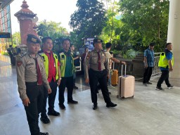 Personel Pam Obvit Sat Samapta Polres Bandara Ngurah Rai Laksanakan Giat Patroli Dialogis