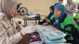 Hari Bhayangkara ke -79, Biddokkes Polda Jatim Gelar Layanan Kesehatan Gratis Untuk Driver Ojol