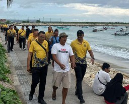 Bangun Kebersamaan, Polres Bandara Ngurah Rai Gelar Jalan Santai di Pantai Sekeh
