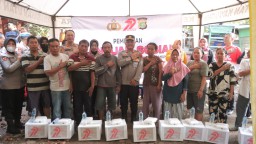 Bhakti Sosial HUT Bhayangkara ke-79, Wakapolres Metro Jaktim Serahkan 300 Paket Sembako di Slum Area Matrama