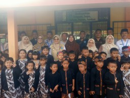 Bupati Pandeglang Hj.Rd.Dewi Setiani, S.Sos, MA. Kunjungi TK Nusa Indah dan Program Sekolah Rakyat Desa Tangkilsari, Serahkan Sertifikat PTSL di Desa Ciburial
