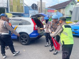 Propam Polres Pasuruan Gelar Baksos Pembagian Nasi Kotak Jelang Hari Bhayangkara