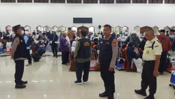 Aparat Gabungan Amankan Kedatangan Jamaah Haji Kloter 06 DKI Jakarta di Asrama Haji Pondok Gede