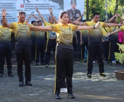 Sambut Hari Bhayangkara ke-79, Polres Jembrana Gelar Olahraga Bersama Warakawuri dan Bhayangkari