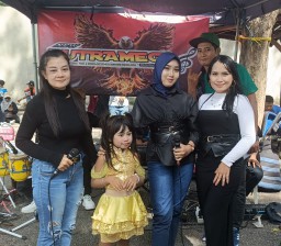 Suasana Gembira dan Meriah di Taman Hiburan Pantai Kenjeran, Penyanyi Dangdut Cilik Dinda Queensya dan Vanesha Sukses Memukau Penonton