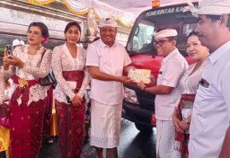 Bupati Gianyar Serahkan Bantuan Hibah dan Truk Sampah, Babinsa Siangan Turut Beri Pengawalan