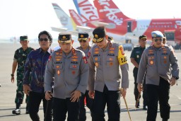 Kapolres Bandara Ngurah Rai Dampingi Kapolda Bali Sambut Kedatangan Kapolri