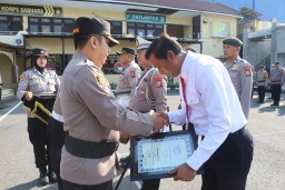 Wujud Apresiasi Kinerja dan Motivasi, Kapolres Pelabuhan Tanjung Perak Beri Penghargaan Anggota Berprestasi